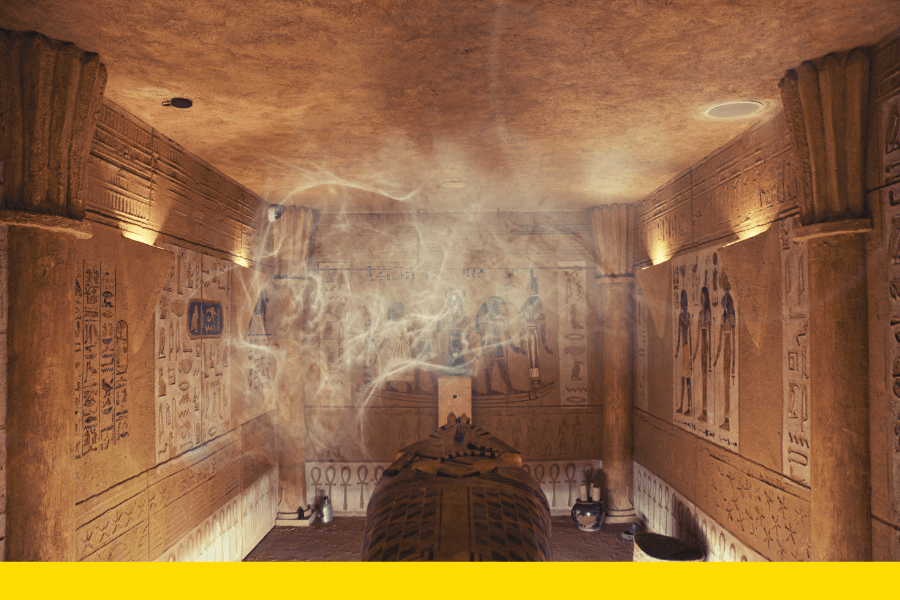 Une salle mystérieuse de l’escape game Les Secrets du Sablier, décorée sur le thème de l’Égypte ancienne avec des hiéroglyphes et une ambiance immersive.