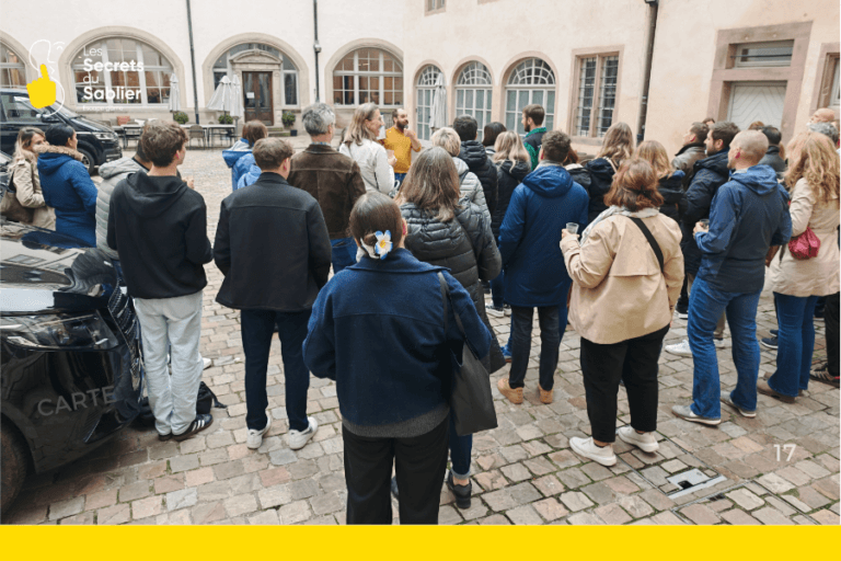 Team building escape game à Strasbourg avec un groupe d’entreprises réuni en extérieur