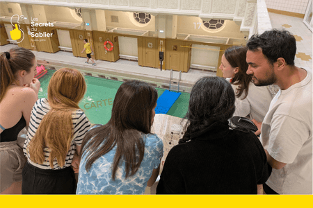 Participants en train de résoudre une énigme lors du jeu immersif Le Mystère des Bains aux Bains Municipaux de Strasbourg