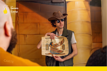 game master présentant une énigme dans un escape game immersif à Strasbourg