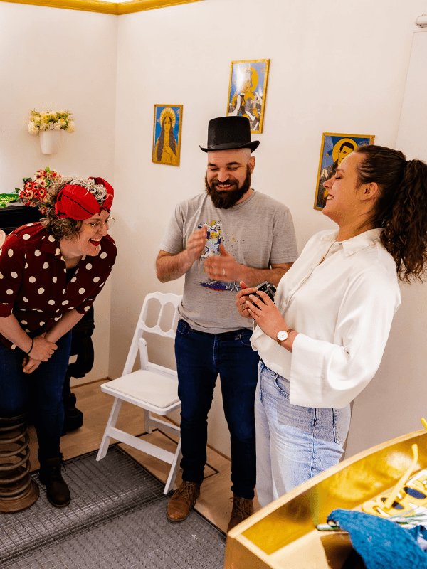 Nos Aventures 6 Groupe de participants en train de rire pendant une épreuve de Las Vegas : Nuit de folie, escape game fun et déjanté à Strasbourg, parfait pour une sortie adulte ou un EVG/EVJF.