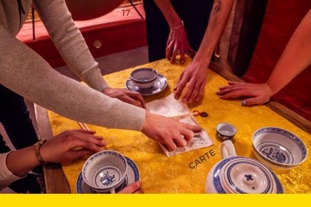 des joueurs cherchant la réponse à une énigme - cadeau original en Alsace