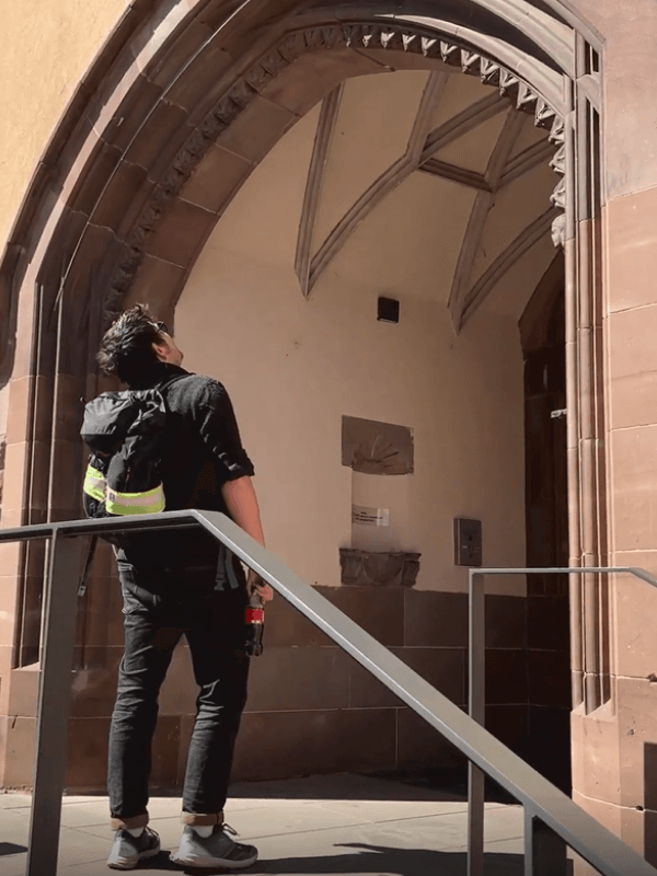 Participant observant l'entrée du TJP Centre dramatique national de Strasbourg pendant L’Héritage caché de la Petite France, aventure extérieure des Secrets du Sablier d’environ 1h30 pour redécouvrir le patrimoine local.