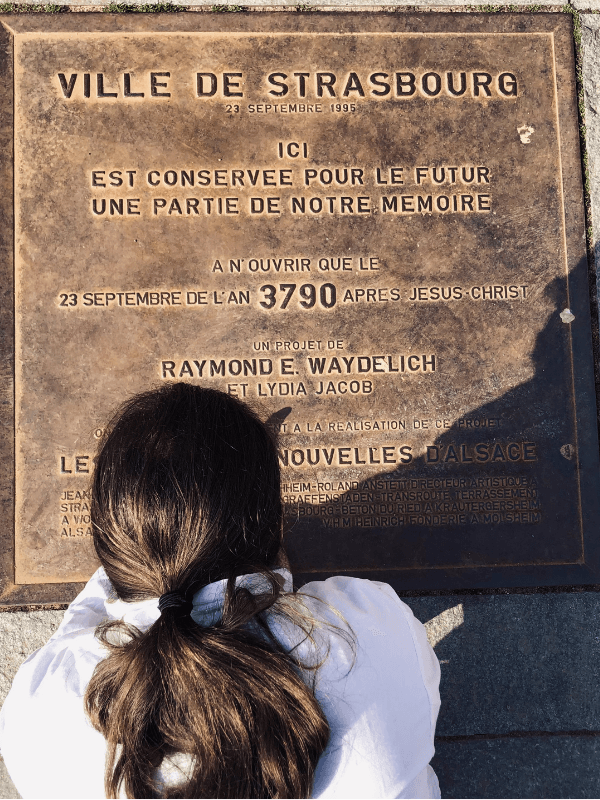 Plaque historique découverte lors du jeu "Les Gardiens de la Cathédrale" à Strasbourg, un jeu extérieur où les joueurs se plongent dans le patrimoine de Strasbourg en résolvant des énigmes et explorant des lieux emblématiques.