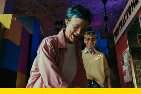 Activité entre amis à Strasbourg - Groupe d’amis jouant ensemble à un escape game à Strasbourg